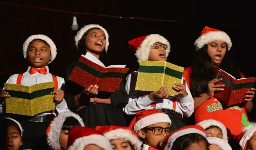 ဂျာမဏီနိုင်ငံမှနာမည်ကြီးအဆိုတော် (၆၀၀) ကျော်ခရစ္စမတ်ကယ်ရိုဆို၍လိုအပ်နေသောကလေးများအားကူညီရန်ရံပုံငွေရှာဖွေပေးခဲ့