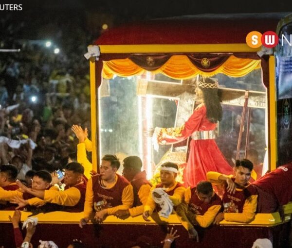 Black Nazarene (သစ်သားနက်ယေဇူးသခင်၏ဆင်းတုတော်) အားစီတန်းလှည့်လည်ခြင်း၌လူသန်းနှင့်ချီပါ၀င်ခဲ့