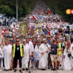 ပိုလန်နိုင်ငံမှ Czestochowa မယ်တော်အားလူထောင်သောင်းချီဖူးခဲ့ကြ