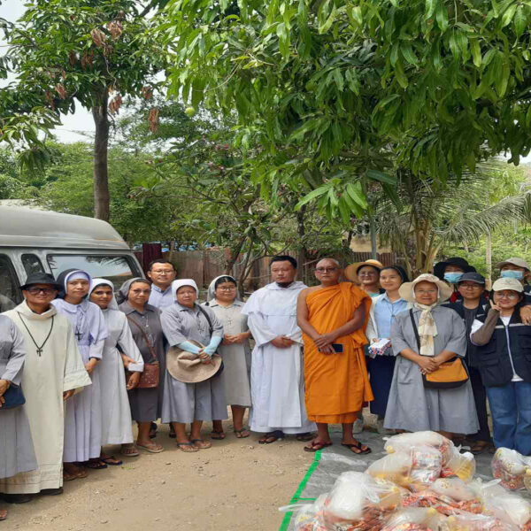 သစ္စာသုံးပါးခံသူတော်စင်(CRMDY) မှ စစ်ကိုင်းမြို့ တွင်းရှိ ငလျင်ဒဏ်ခံစားနေရသူများကို ငွေသားနှင့် အခြားပစ္စည်းများ လှူဒါန်း။