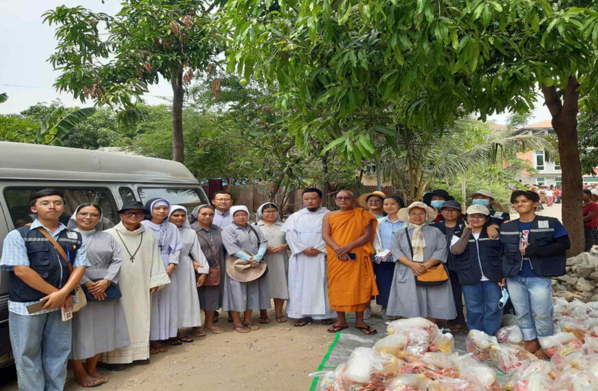 သစ္စာသုံးပါးခံသူတော်စင်(CRMDY) မှ စစ်ကိုင်းမြို့ တွင်းရှိ ငလျင်ဒဏ်ခံစားနေရသူများကို ငွေသားနှင့် အခြားပစ္စည်းများ လှူဒါန်း။