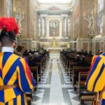 ပုပ်ရဟန်းမင်းကြီး အသစ်ရွေးချယ် ရေး မှာ တာဝန်‌‌ထန်း ‌ဆောင်ကြ ရမည့် ဗာတီကန် အရာရှိများ၊ ရုံးဝန်ထန်းများ သတင်းပါက်ကြားမှု့မရှိ စေရေး ကျမ်းသစ္စာကျိန်ဆို။