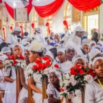 ရဟန်းမင်းကြီးလီယို (၁၄) သည် နိုင်ဂျီးရီးယား၌ရက်စက်စွာသတ်ဖြတ်ခံရသူတို့အဖို့ဆုတောင်းပေး။