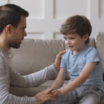 ကလေးတစ်ယောက်က လူကြီးမိဘကို ရိုသေလေးစားတတ်အောင် စည်းကမ်း ရှိစွာ နေတတ်အောင် မိခင်က ဘယ်လိုသင်ပေးမလဲ။