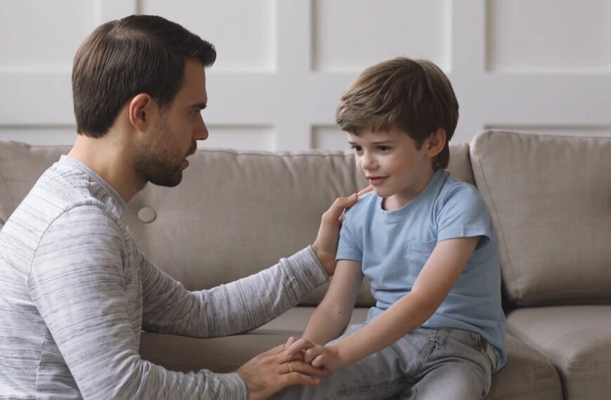 ကလေးတစ်ယောက်က လူကြီးမိဘကို ရိုသေလေးစားတတ်အောင် စည်းကမ်း ရှိစွာ နေတတ်အောင် မိခင်က ဘယ်လိုသင်ပေးမလဲ။