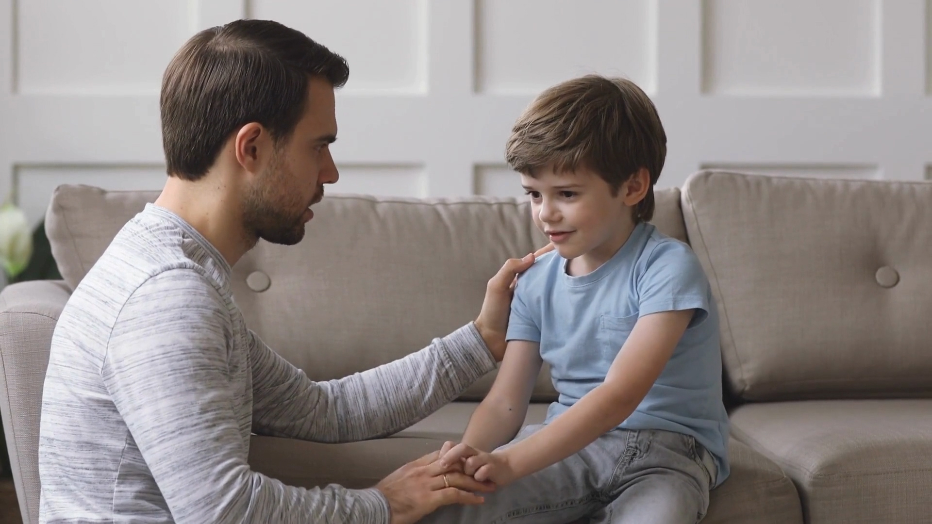 ကလေးတစ်ယောက်က လူကြီးမိဘကို ရိုသေလေးစားတတ်အောင် စည်းကမ်း ရှိစွာ နေတတ်အောင် မိခင်က ဘယ်လိုသင်ပေးမလဲ။