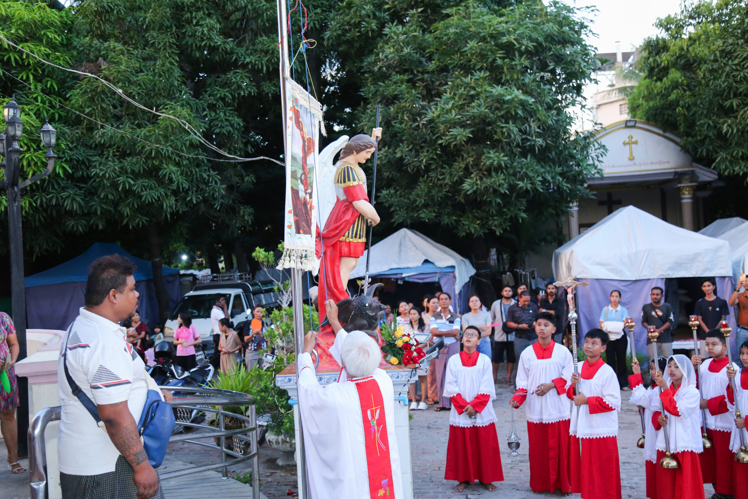စိန့်မိုင်ကယ်ဘုရားကျောင်းပွဲနေ့ကျင်းပ။