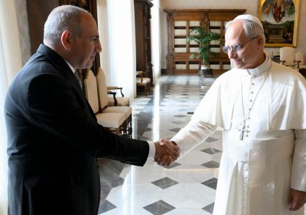 ရဟန်းမင်းကြီးလေအို (၁၄) သည်အာမေးနီးယားနိုင်ငံသမ္မတအားလက္ခံတွေ့ဆုံ။