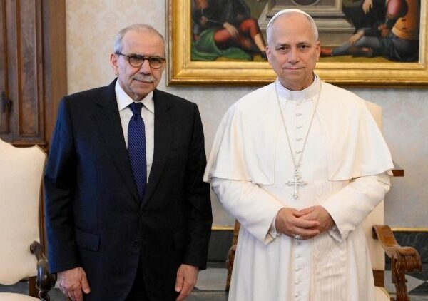 ရဟန်းမင်းကြီးသည်လက်ဘနွန်၀န်ကြီးချုပ်အားလက္ခံတွေ့ဆုံ။