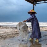 အာရှတိုက် မုန်တိုင်းဒဏ်ခံရသူများအတွက် ပုပ်ရဟန်းမင်းကြီး ဆုတောင်းပေး။