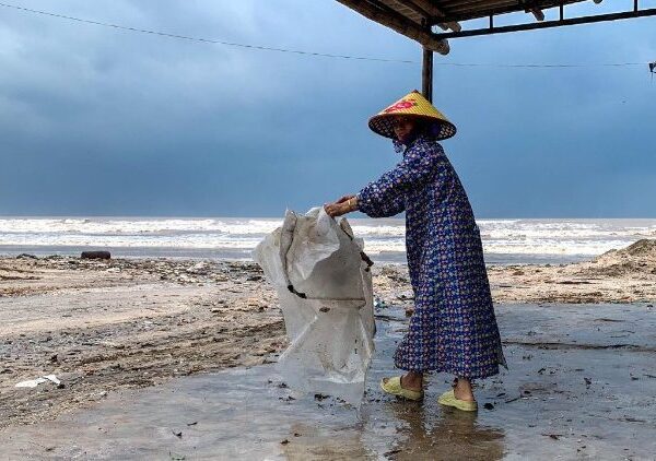အာရှတိုက် မုန်တိုင်းဒဏ်ခံရသူများအတွက် ပုပ်ရဟန်းမင်းကြီး ဆုတောင်းပေး။