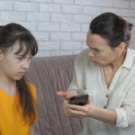 တချို့သောမိဘတွေက သားသမီးအပေါ်မှာ အုပ်ချုပ်မှု အဆိပ်ပြင်းတယ်လို့ ယူဆရလောက်တဲ့ ဆက်ဆံမှုမျိုးပြုတတ်သည်