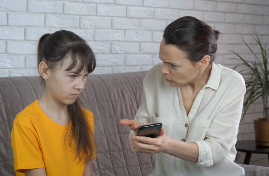 တချို့သောမိဘတွေက သားသမီးအပေါ်မှာ အုပ်ချုပ်မှု အဆိပ်ပြင်းတယ်လို့ ယူဆရလောက်တဲ့ ဆက်ဆံမှုမျိုးပြုတတ်သည်