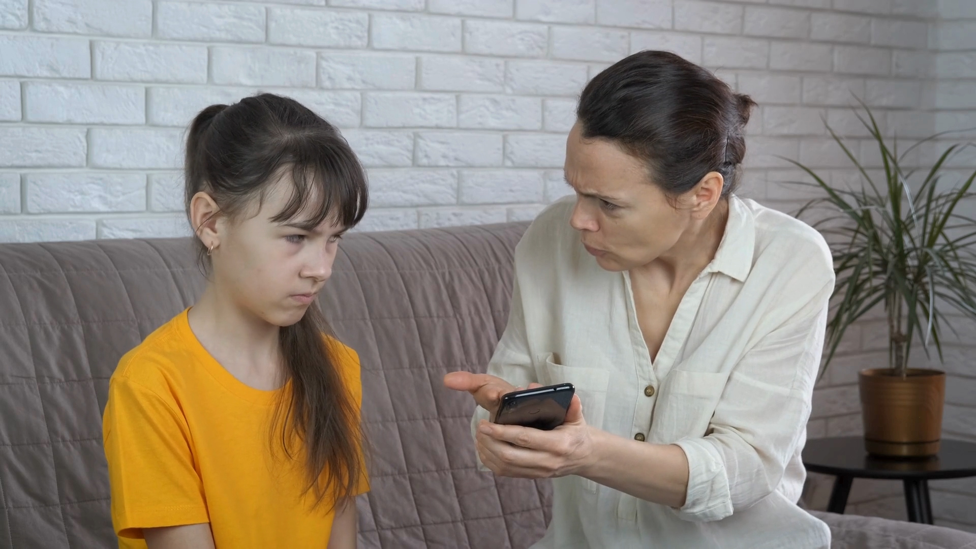 တချို့သောမိဘတွေက သားသမီးအပေါ်မှာ အုပ်ချုပ်မှု အဆိပ်ပြင်းတယ်လို့ ယူဆရလောက်တဲ့ ဆက်ဆံမှုမျိုးပြုတတ်သည်