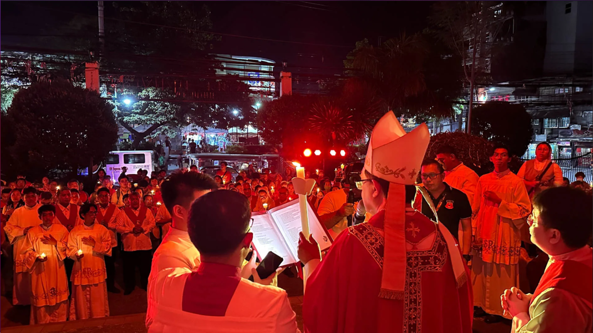 အနီရောင်လွှမ်းသောဗုဒ္ဓဟူးနေ့ ။