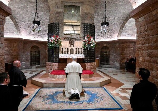 ရဟန်းမင်းကြီးလီယို (၁၄) အာစီးစီမြို့ရှိစိန့်ဖရန်စစ်၏အုတ်ဂူအား သွားရောက် ဖူးခဲ့ခြင်း။