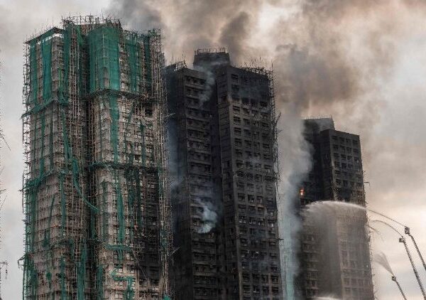 ပုပ်ရဟန်းမင်းကြီး လီယို ၁၄ ဟောင်ကောင်မီးဘေးသင့်ခံရသူများ အတွက် ဆုတောင်းပေး။