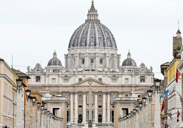 ဗာတီကန်ရုံးတော်အတွင်းအမှုထမ်းများအတွက်ပြင်ဆင်ဖြည့်စွက်၍ပြဌာန်းသောဥပဒေသစ်ထွက်ရှိလာ။ 