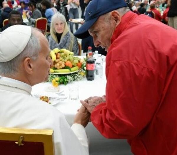 ရဟန်းမင်းကြီးလီယို (၁၄) ဆင်းရဲနွမ်းပါးသူများနှင့်အတူနေ့လည်စာအတူသုံးဆောင်။