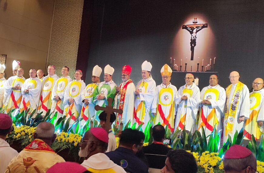 မြန်မာနိုင်ငံမှ ကိုယ်စားလှယ်များ တက်ရောက်နေသည့် “မျှော်လင့်ခြင်း၏မဟာဘုရား ဖူးခရီးစဉ်”ဟူ သောခေါင်းစဉ်ဖြင့်ကျင်းပသည့် အာရှသာသနာပြုညီလာခံ ဖွင့်ပွဲ အခမ်းအနား။