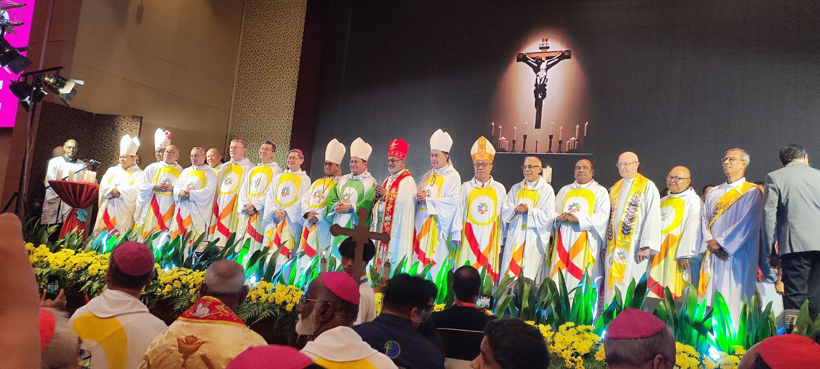 မြန်မာနိုင်ငံမှ ကိုယ်စားလှယ်များ တက်ရောက်နေသည့် “မျှော်လင့်ခြင်း၏မဟာဘုရား ဖူးခရီးစဉ်”ဟူ သောခေါင်းစဉ်ဖြင့်ကျင်းပသည့် အာရှသာသနာပြုညီလာခံ ဖွင့်ပွဲ အခမ်းအနား။