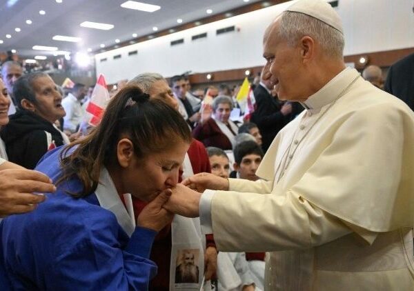 ရဟန်းမင်းကြီးလက်ဘနွန်နိုင်ငံ၏ဆေးရုံသို့ကြွရောက်ကြည့်ရူအားပေးခဲ့။