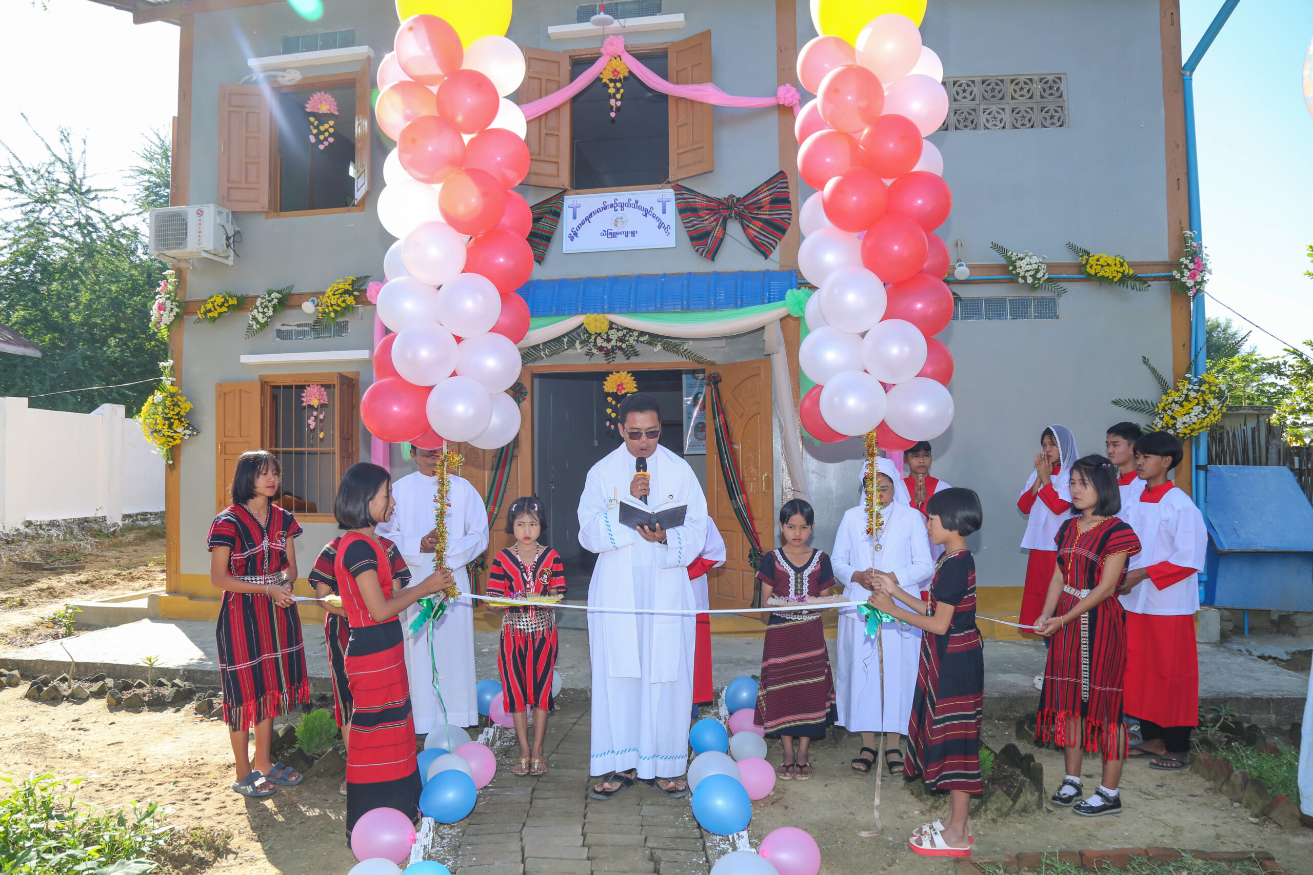 အပြစ်မဲ့သန္ဓေယူတော်မူသော မယ်တော်သခင်မဘုရားကျောင်းပွဲနှင့် စိန့်ထရေဇား လမ်းစဉ်သွယ် သီလရှင်ကျောင်းဆောင်သစ်ဖွင့်ပွဲကျင်းပ။