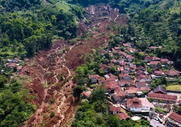 ရဟန်းမင်းကြီးသည်အရှေ့တောင်အာရှရေဘေးသင့်ပြည်သူများအတွက်ဆုတောင်းပေး။