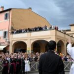 ရဟန်းမင်းကြီးသည်ငြိမ်းချမ်းရေးနှင့်စစ်ဒဏ်သင့်နေသောမိသားစုများအတွက်ဆုတောင်းပေး။