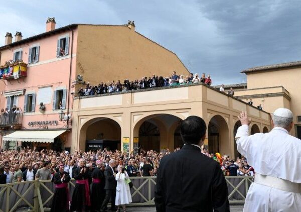 ရဟန်းမင်းကြီးသည်ငြိမ်းချမ်းရေးနှင့်စစ်ဒဏ်သင့်နေသောမိသားစုများအတွက်ဆုတောင်းပေး။