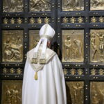 ၁၄ ဆက်မြောက် ပုပ်ရဟန်းမင်းကြီး လီယိုက သန့်ရှင်းသောတံခါးကို ပိတ်သိမ်း၍ “မျှော်လင့်ခြင်း” ဂျူ ဘီလီနှစ်ကို အဆုံးသတ်။