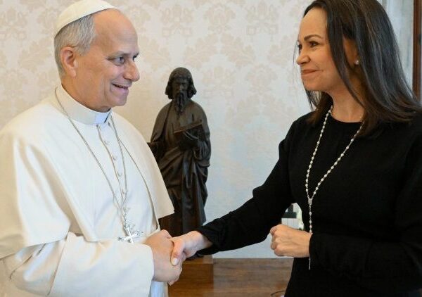 ရဟန်းမင်းကြီးလီယို (၁၄) ဗင်နီဇွဲလားအတိုက်အခံနိုဘဲလ်ဆုရှင်အားလက်ခံတွေ့ဆုံ။