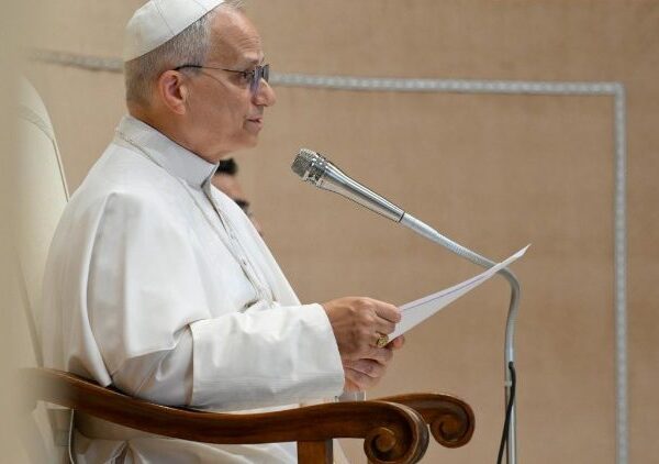 ပုပ်ရဟန်းမင်းကြီး လီယို (၁၄) က အီတလီသတင်းစာ La Repubblica ၏ နှစ် ၅၀ ပြည့် အထိမ်းအမှတ် အတွက် ဆုမွန်ကောင်းများ ပေးပို့။