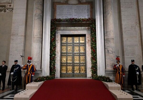 ဂျူဘီလီ (Jubilee) ပွဲတော် – စိန့်ပီတာ ဘာစီးလီကာ ဘုရားကျောင်းရှိ သန့်ရှင်းသောတံခါးပေါက် (Holy Door) ပိတ်ပွဲ အခမ်းအနား။