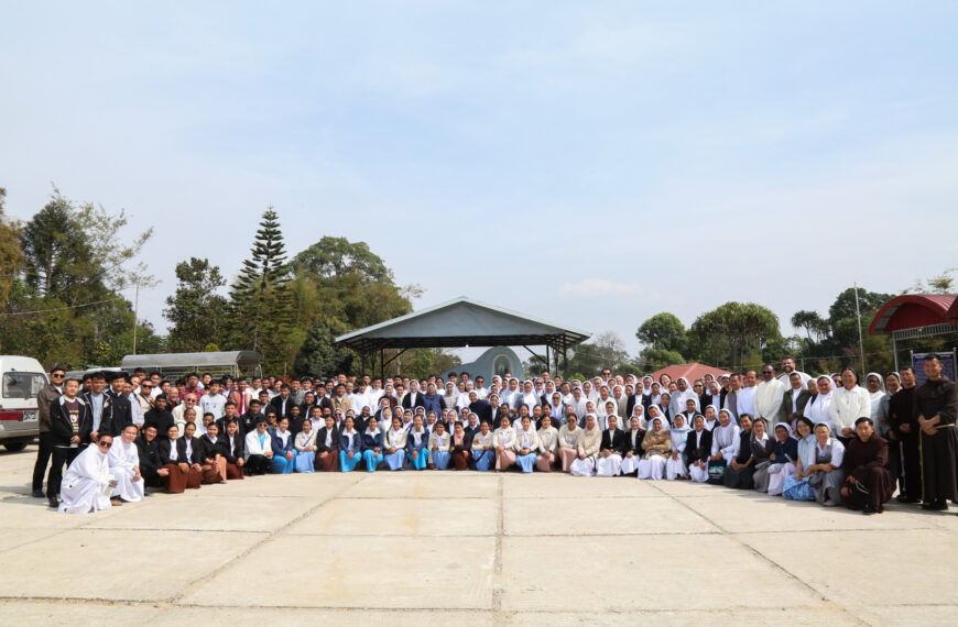 သာသနာလုံးဆိုင်ရာ ဂိုဏ်းပေါင်းစုံသူတော်စင်များ၏ ပွဲနေ့ကျင့်ပ။