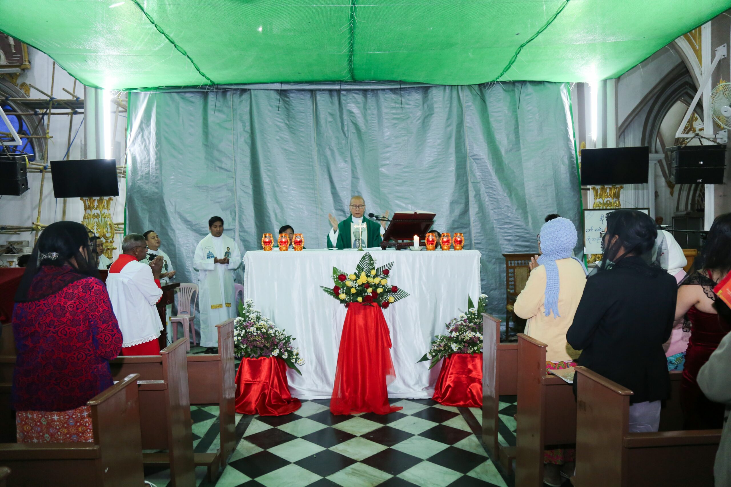 တရုတ်ကက်သလစ်ဘာသာဝင်မိသားစုများ၏ နှစ်သစ်ကူးကျေးဇူးတင်မစ္ဆားတရားပူဇော်ခြင်း။