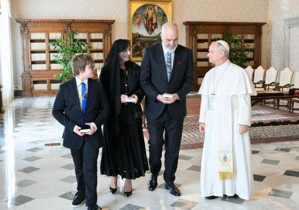 ပုပ်ရဟန်းမင်းကြီး လီယိုနှင့် အယ်လ်ဘေးနီးယားနိုင်ငံ ဝန်ကြီးချုပ်တို့ တွေ့ဆုံ။