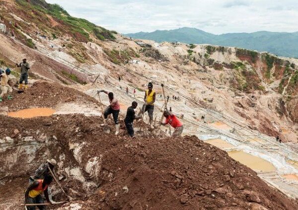 ပုပ်ရဟန်းမင်းကြီး ကွန်ဂိုနိုင်ငံအရှေ့ပိုင်း မိုင်းတွင်းပြိုကျမှုကြောင့် သေဆုံးသူများအတွက် ဆုတောင်း ပေး။