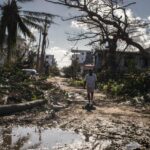 မဒါဂတ်စကာကျွန်းတွင် ဆိုးရွားစွာတိုက်ခတ်ခဲ့သည့် ဆိုင်ကလုန်းမုန်တိုင်းသင့်ပြည်သူများအတွက် ပုပ်ရ ဟန်းမင်းကြီး ဆုတောင်းပေး။