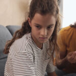 ဆယ်ကျော်သက်ရွယ် သားသမီးအများစုက မိဘာတွေက ကန့်သတ်ထိန်းချုပ်တယ်လို့ဘာကြောင့် ခံစားနေရတာလဲ။