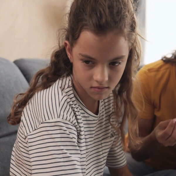 ဆယ်ကျော်သက်ရွယ် သားသမီးအများစုက မိဘာတွေက ကန့်သတ်ထိန်းချုပ်တယ်လို့ဘာကြောင့် ခံစားနေရတာလဲ။