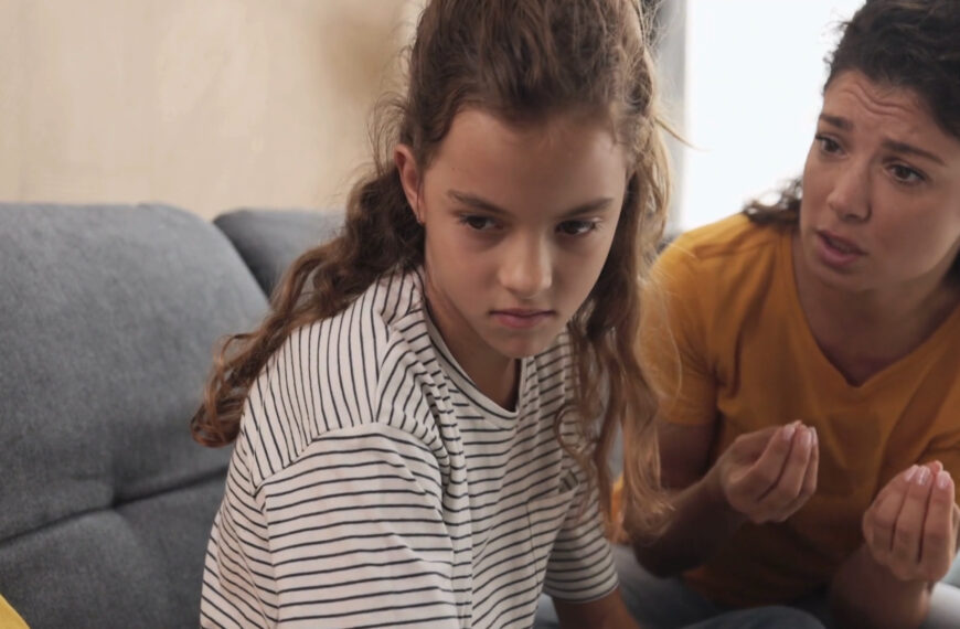 ဆယ်ကျော်သက်ရွယ် သားသမီးအများစုက မိဘာတွေက ကန့်သတ်ထိန်းချုပ်တယ်လို့ဘာကြောင့် ခံစားနေရတာလဲ။