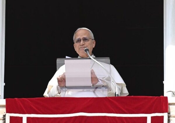 ယုံကြည်ခြင်းသည် ဝေဒနာခံစားနေရသော လူသားထုအပေါ် ကျွန်ုပ်တို့၏မျက်စိကို ပွင့်စေသည်။