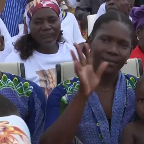 အာဖရိကတမန်တော်ခရီးစဉ် ခုနစ်ရက်မြောက်နေ့တွင် အန်ဂိုလာပြည်သူများအား မိခင်တစ်ဦး၏ နှလုံး သားဖြင့် အသစ်တစ်ဖန်စတင်ကြရန် ပုပ်ရဟန်းမင်းကြီး တိုက်တွန်း။