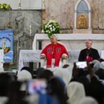 အာဖရိကတမန်တော်ခရီးစဉ် ရှစ်ရက်မြောက်နေ့တွင် အန်ဂိုလာနိုင်ငံ လူအန်ဒါမြို့ရှိ သာသနာ့ဝန် ထမ်း များနှင့် ပုပ်ရဟန်းမင်းကြီး လီယို (၁၄) တွေ့ဆုံ။