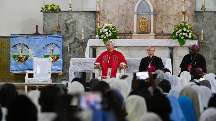 အာဖရိကတမန်တော်ခရီးစဉ် ရှစ်ရက်မြောက်နေ့တွင် အန်ဂိုလာနိုင်ငံ လူအန်ဒါမြို့ရှိ သာသနာ့ဝန် ထမ်း များနှင့် ပုပ်ရဟန်းမင်းကြီး လီယို (၁၄) တွေ့ဆုံ။