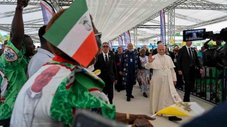 သေးငယ်သော ကြင်နာမှုများသည် ဘဝ၏ ဝှက်ကွယ်နေသော နေ့စဉ်ကဗျာများဖြစ်သည်။