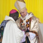 ပုပ်ရဟန်းမင်းကြီး လီယို (၁၄) သည် ကင်မရွန်းနိုင်ငံသို့ ကြွရောက်ပြီးနောက် ကင်မရွန်းကက် သလစ် ဆရာတော်များအဖွဲ့ချုပ် ဥက္ကဋ္ဌ ဂိုဏ်းချုပ်ဆရာတော် အန်ဒရူးနကီးယား (Archbishop Andrew Nkea) နှင့် ဗာတီကန်သတင်းဌာနတို့ တွေ့ဆုံမေးမြန်းခန်း။