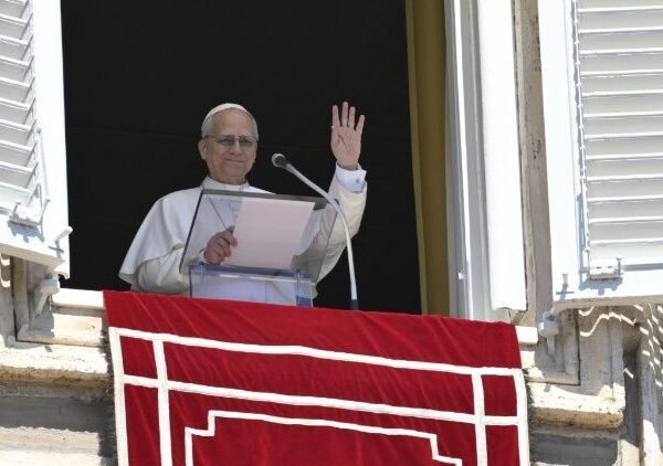 Regina Caeli မေတ္တာဆိုရာတွင် ပုဒ်ရဟန်းမင်းကြီးက အကြမ်းဖက်မှုများကြောင့် အရှိန်သတ်ခံ ထားရ သော မျှော်လင့်ချက်များကို အသံပြန်လည်ဖော်ဆောင်ပေးရန် ခရစ်ယာန်ဘာသာဝင်များကို တိုက်တွန်း