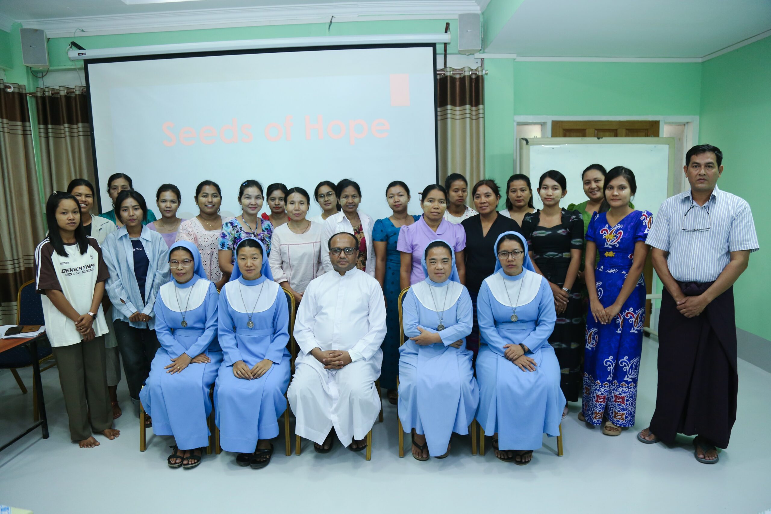 မန္တလေးကက်သလစ်သာသနာအတွင်းရှိ ဆရာ/မများ၏ စွမ်းရည်မြင့်တင်ခြင်း (၄)ရက်တာမွမ်းမံ သင် တန်းကျင်းပ။